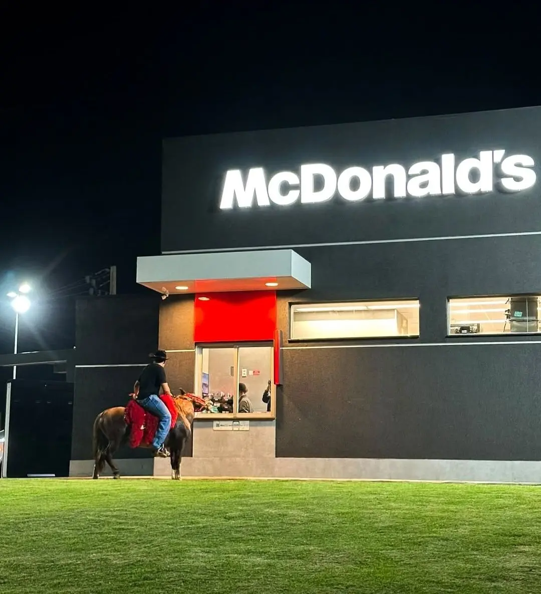 Drive-thru raiz: homem a cavalo faz pedido no McDonald’s em Palmas e viraliza