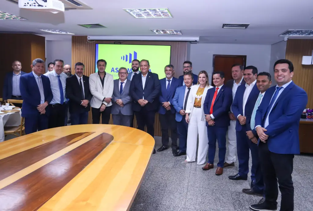 Em visita à Assembleia Legislativa, Eduardo Gomes reforça laços com parlamentares tocantinenses e “conexão histórica e política”