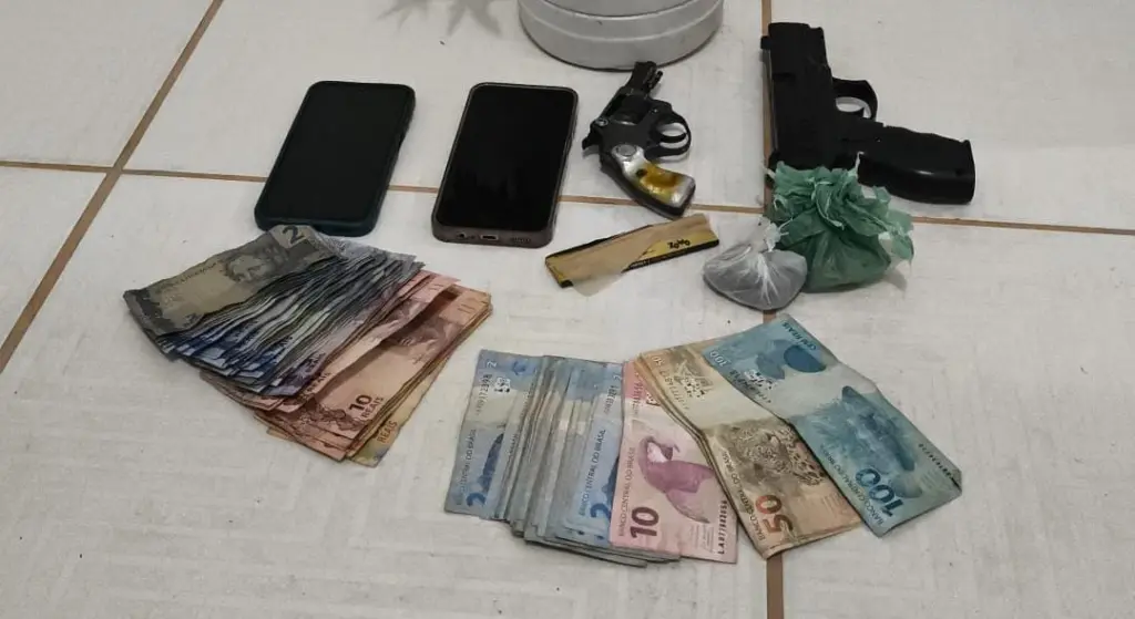  Dinheiro, drogas, maconha e arma de fogo apreendidos durante a operação Ruptura - Foto: Dicom SSP TO 