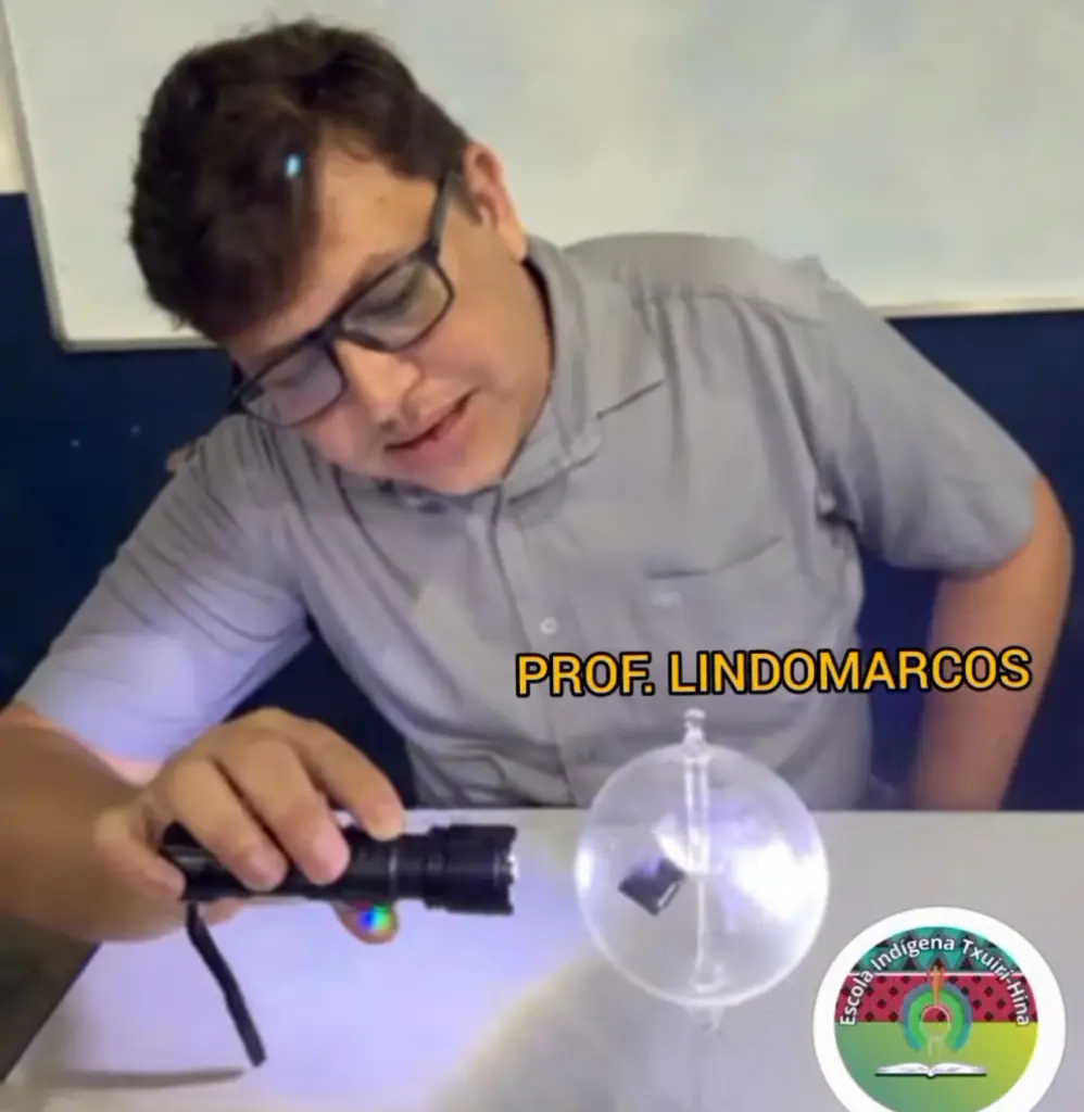 Professor usa radiômetro para ensinar física em escola indígena na Ilha do Bananal; VÍDEO Professor usa radiômetro para ensinar física em escola indígena na Ilha do Bananal; VÍDEO