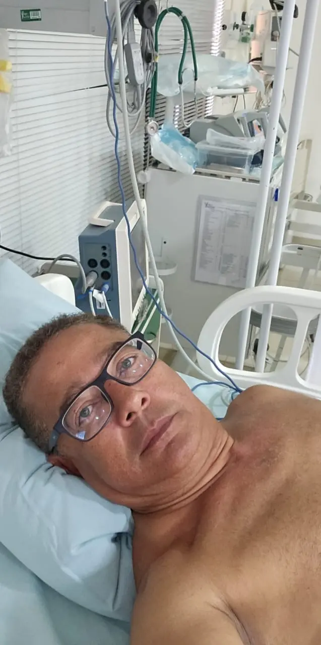 Tom Lyra precisa ser internado após sentir dores no peito durante caminhada e passa por procedimentos Tom Lyra precisa ser internado após sentir dores no peito durante caminhada e passa por procedimentos