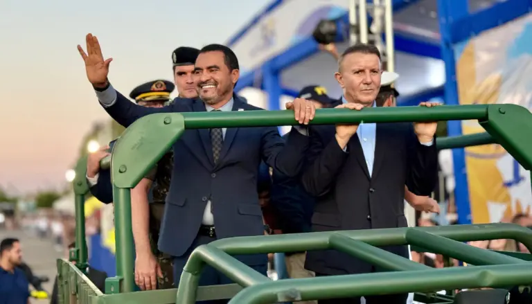 Palmas, 36 anos: Desfile cívico reúne milhares; Prefeito e governador destacam alinhamento em prol do crescimento do município