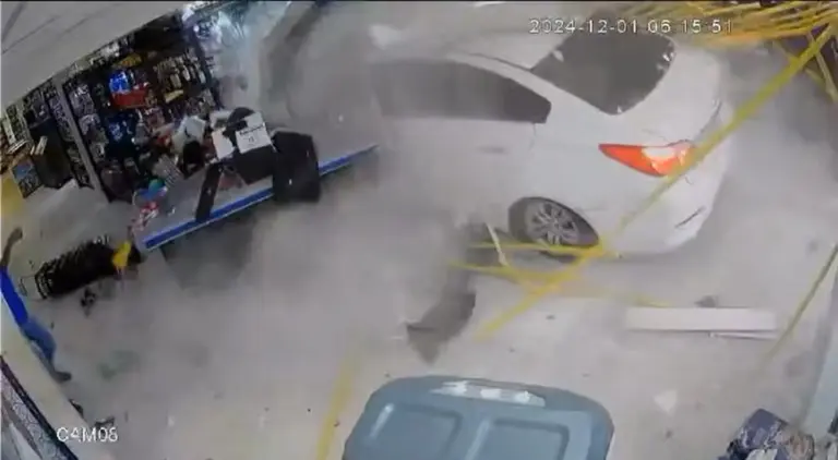 Momento do impacto do carro no interior da distribuidora — Foto: Reprodução