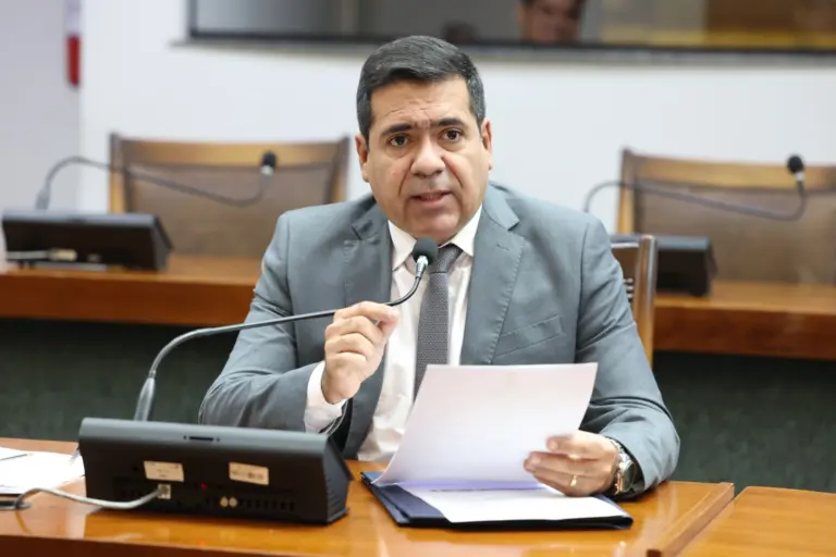 “Queremos informar, prevenir e proteger, para que eles vivam mais seguros e conscientes”, afirmou o deputado 