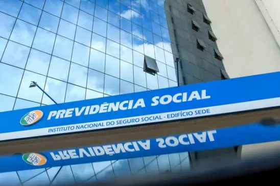 INSS começa a devolver descontos indevidos a aposentados; veja datas