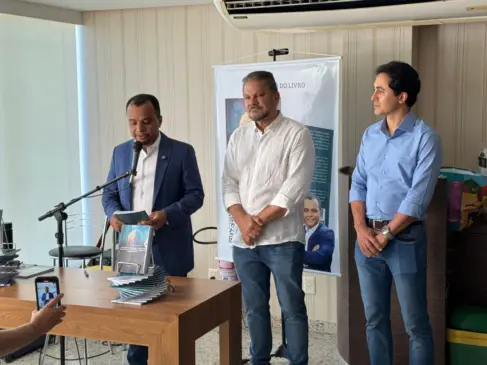 Superintendente da Casa Civil, Antonio Bandeira, realiza lançamento de livro sobre uso estratégico da Inteligência Artificial no serviço público