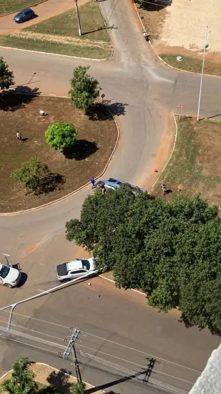 Van escolar com cerca de 15 crianças capota após colisão em avenida movimentada de Palmas