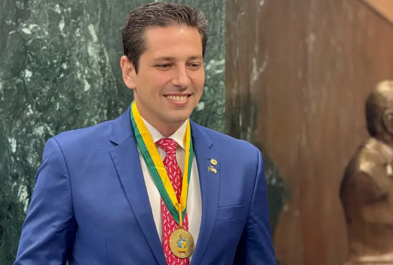 Parlamentar foi condecorado com a Medalha do Mérito Legislativo Pedro Ludovico Teixeira - Foto: Amanda Germiniani
