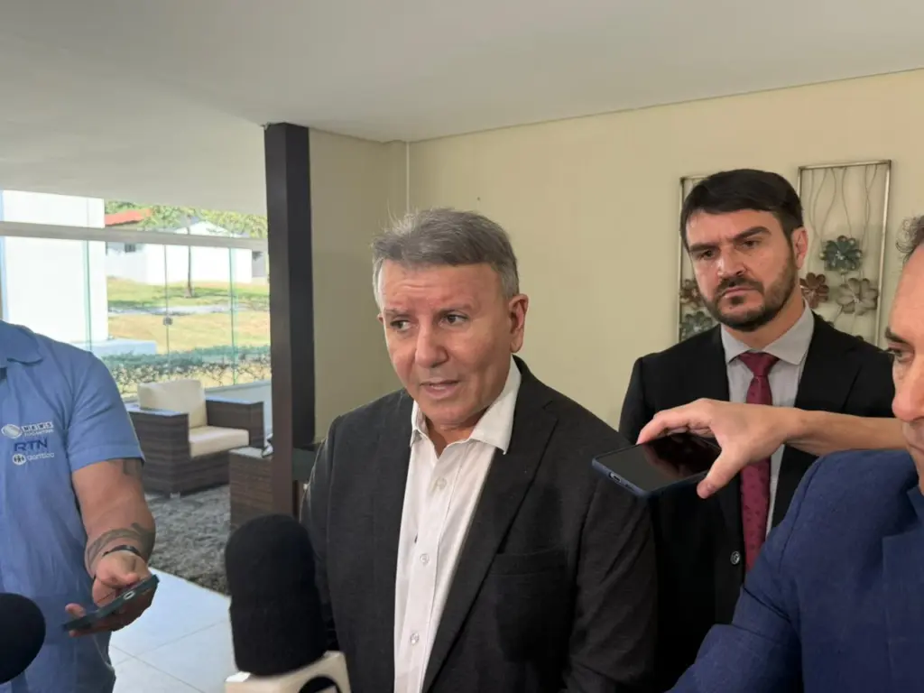 PF leva celular do prefeito Eduardo Siqueira que nega ter tido informação privilegiada sobre Operações PF leva celular do prefeito Eduardo Siqueira que nega ter tido informação privilegiada sobre Operações