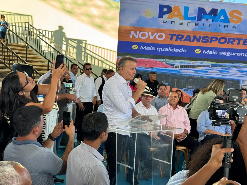 Com Wanderlei, Gomes e Espaço Cultural lotado, Eduardo Siqueira entrega novos ônibus, quer nova era no transporte e garante: “o que faço, faço de verdade”