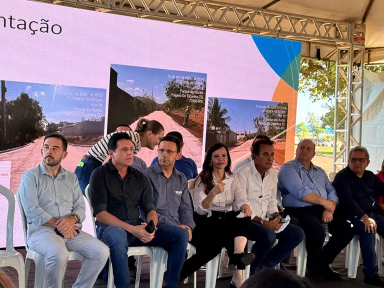 Municípios recebem 87 tratores em evento prestigiado; André Gomes representa senador e cita união da bancada e governo pelos municípios