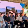 Municípios recebem 87 tratores em evento prestigiado; André Gomes representa senador e cita união da bancada e governo pelos municípios