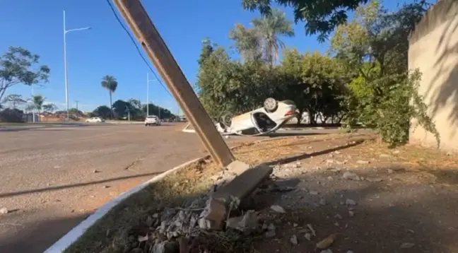 Carro capotou na avenida NS-08, em Palmas — Foto: Kaliton Mota/TV Anhanguera