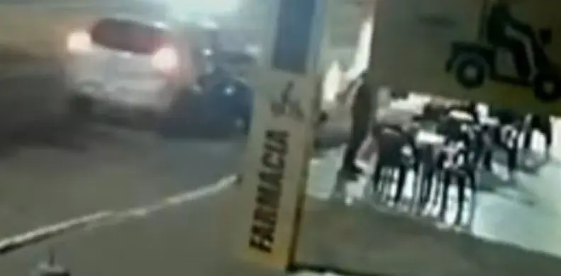 Vendedora de pastéis sofre queimaduras após trailer ser atingido por carro — Foto: Reprodução/TV Anhanguera