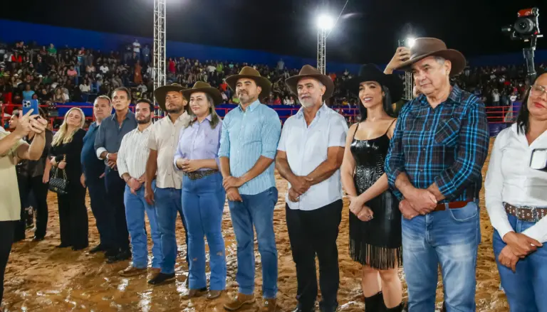 A arena do rodeio foi montada na entrada do distrito e os shows são realizados na Praça Vereador Tarcísio Machado