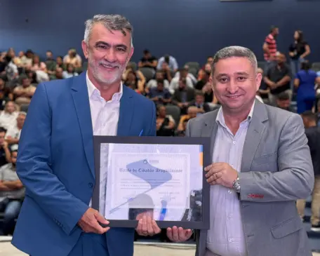 Emocionado, Amélio recebe Título de Cidadão Araguainense, lembra trajetória e reforça apoio a causas municipalistas e vereadores