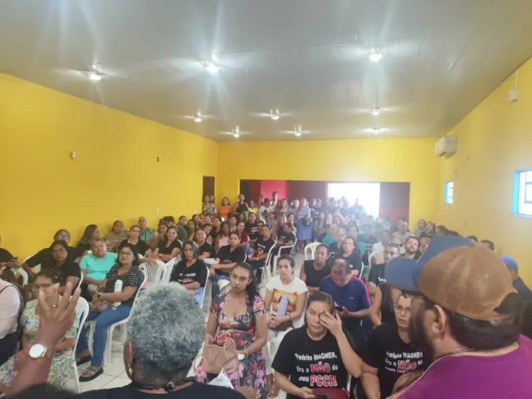 Educação entra em greve em Araguaína e servidores protestam no centro comercial