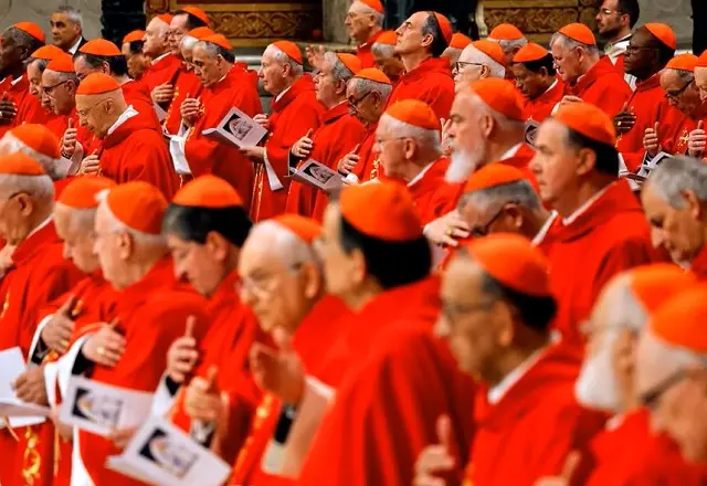 Conclave inicia escolha do novo papa - Foto: Mario Tama/Getty Images