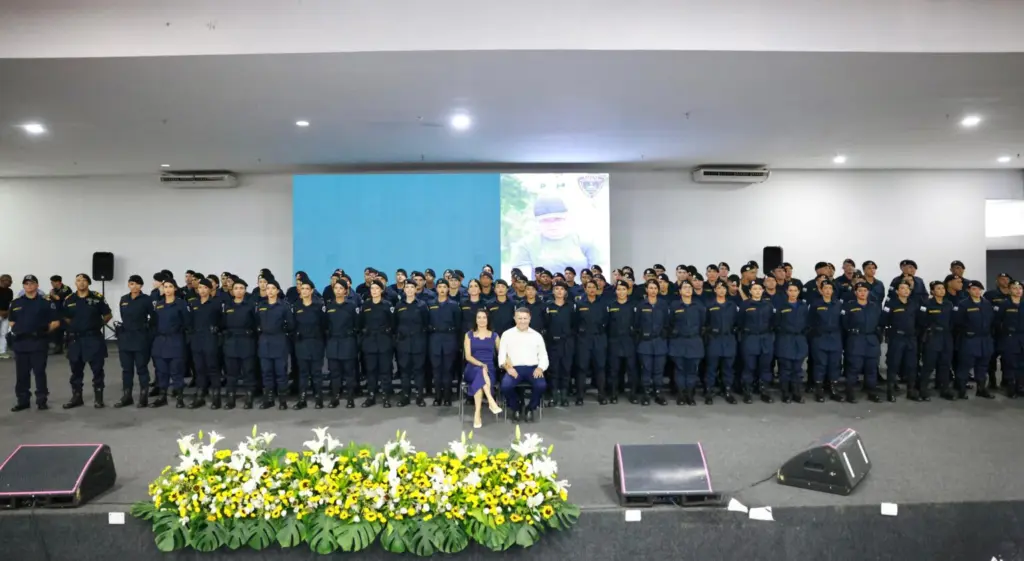 Formatura de 96 novos membros da Guarda Metropolitana tem homenagens e anúncio de ampliação de bolsas