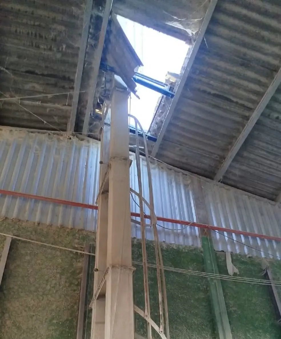 Homem caiu do telhado a cerca de dez metros em Araguaína — Foto: Divulgação/PMTO