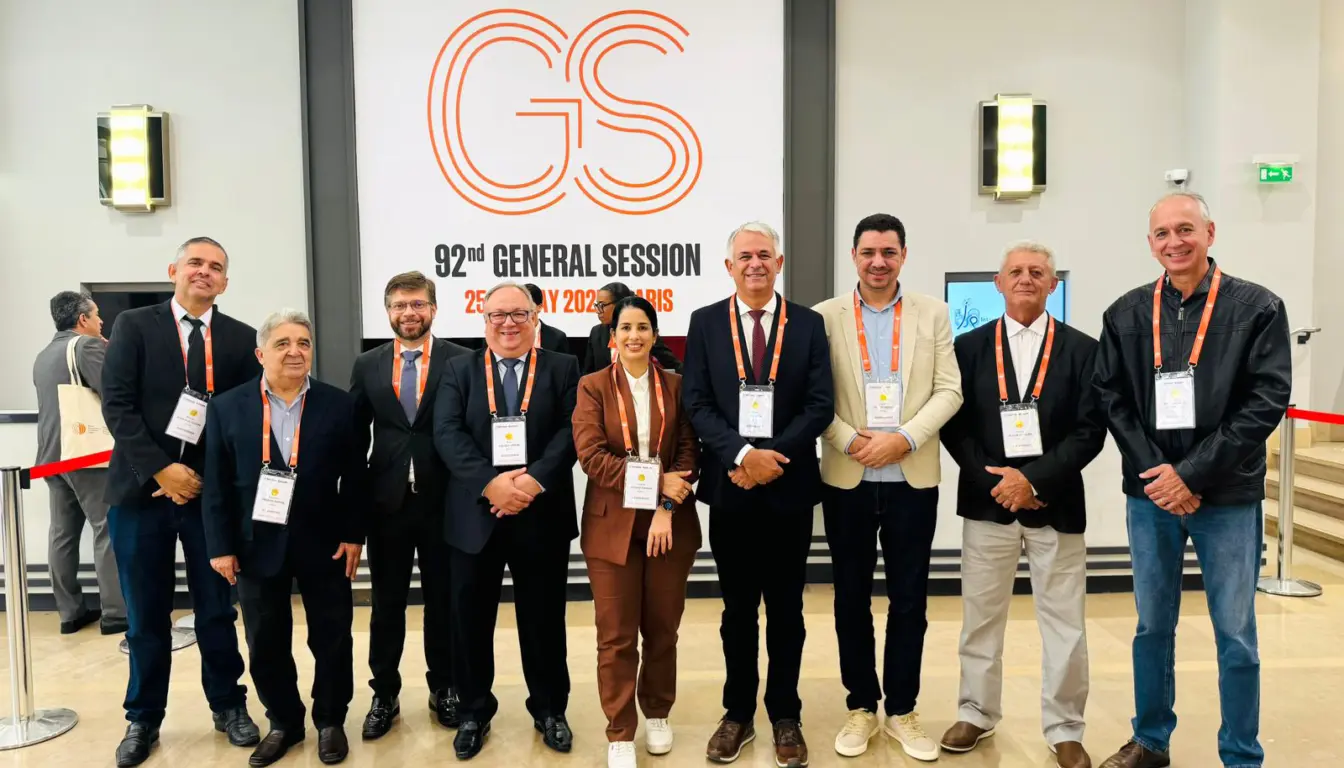 Certificado de zona livre da febre aftosa sem vacinação foi entregue para representantes da Adapec e Seagro, na manhã desta quinta-feira, 29, durante evento da Woha, em Paris, na França - Foto: Divulgação