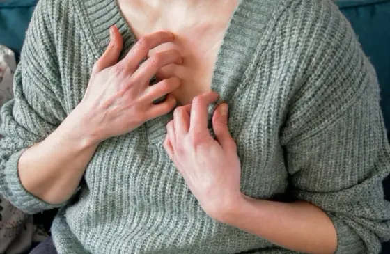 O Sistema Único de Saúde (SUS) oferecerá tratamento integral para pessoas com dermatite atópica - Foto: Kinga Krzeminska/Getty Images