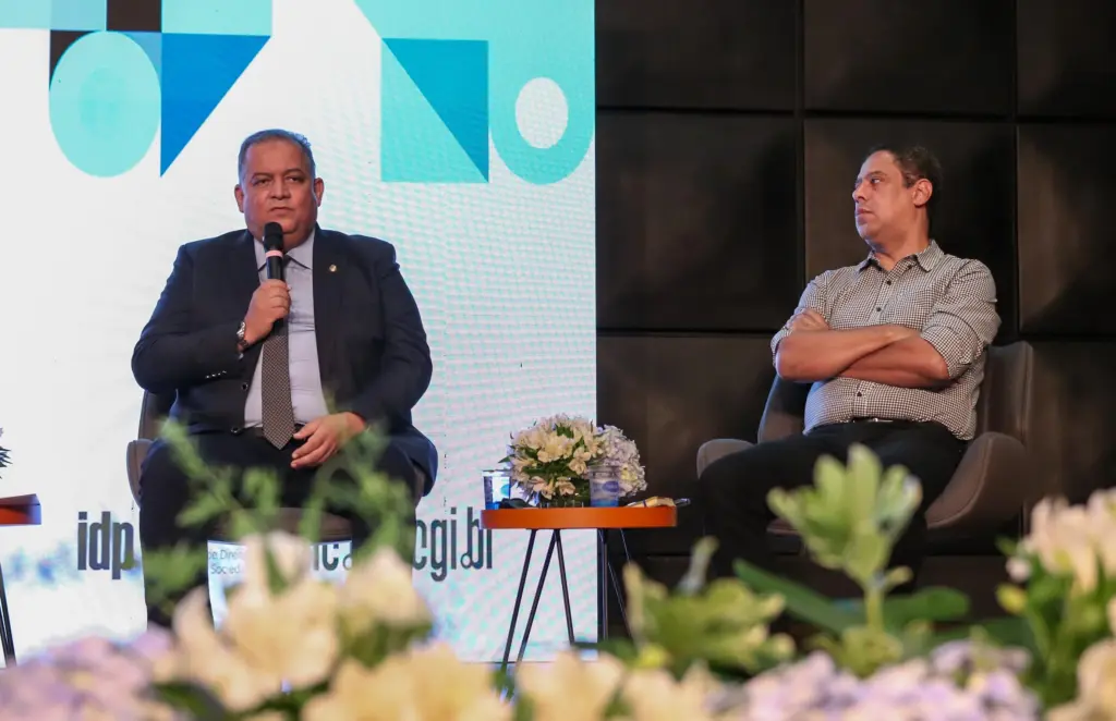 Presidente em exercício do Senado, Eduardo Gomes defende regulação democrática da Inteligência Artificial durante evento no IDP