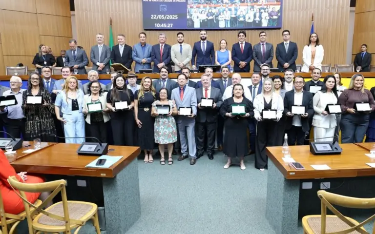 Solenidade destacou e homenageou cidadãos que contribuem para o seu desenvolvimento - Foto: Clayton Cristus 