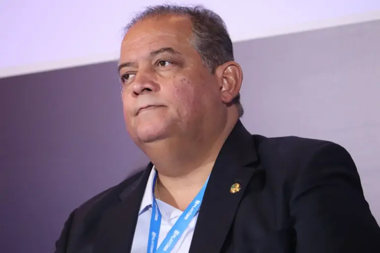 Após dias na presidência do Senado, Eduardo Gomes embarca para o Japão em missão do setor de transporte e logística