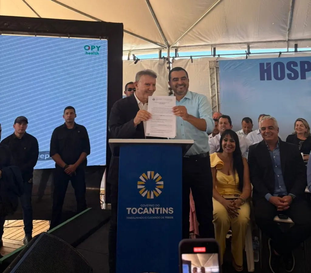 Novo hospital da mulher: Eduardo Siqueira entrega licença da obra a Wanderlei e destaca: “Vossa Excelência entra para a história”