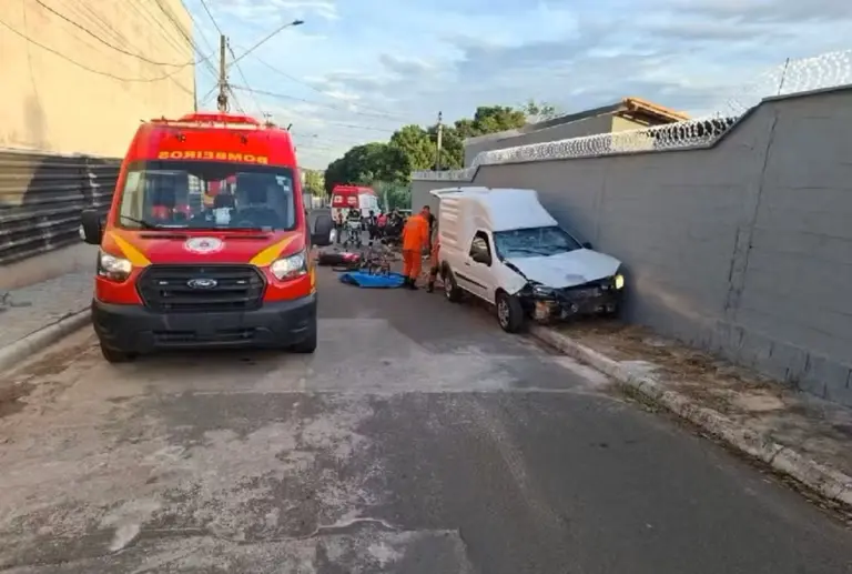 Mulher vai parar debaixo de picape após acidente de trânsito em Araguaína — Foto: Divulgação/Corpo de Bombeiros