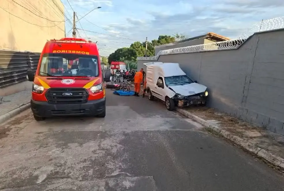 Mulher vai parar debaixo de picape após acidente de trânsito em Araguaína — Foto: Divulgação/Corpo de Bombeiros Mulher vai parar debaixo de picape após acidente de trânsito em Araguaína — Foto: Divulgação/Corpo de Bombeiros