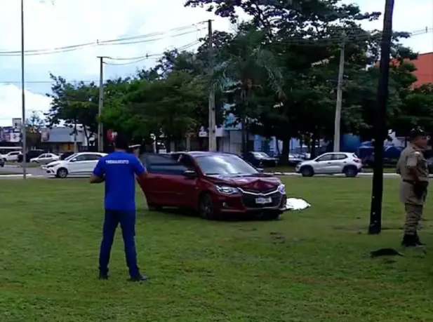 Motorista de aplicativo morreu no fim da manhã desta sexta-feira, 2, enquanto dirigia pela Avenida NS-2, em Palmas - Foto: TV Anhanguera 