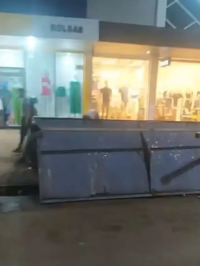 Ponto de ônibus tombou em Taquaralto — Foto: Reprodução