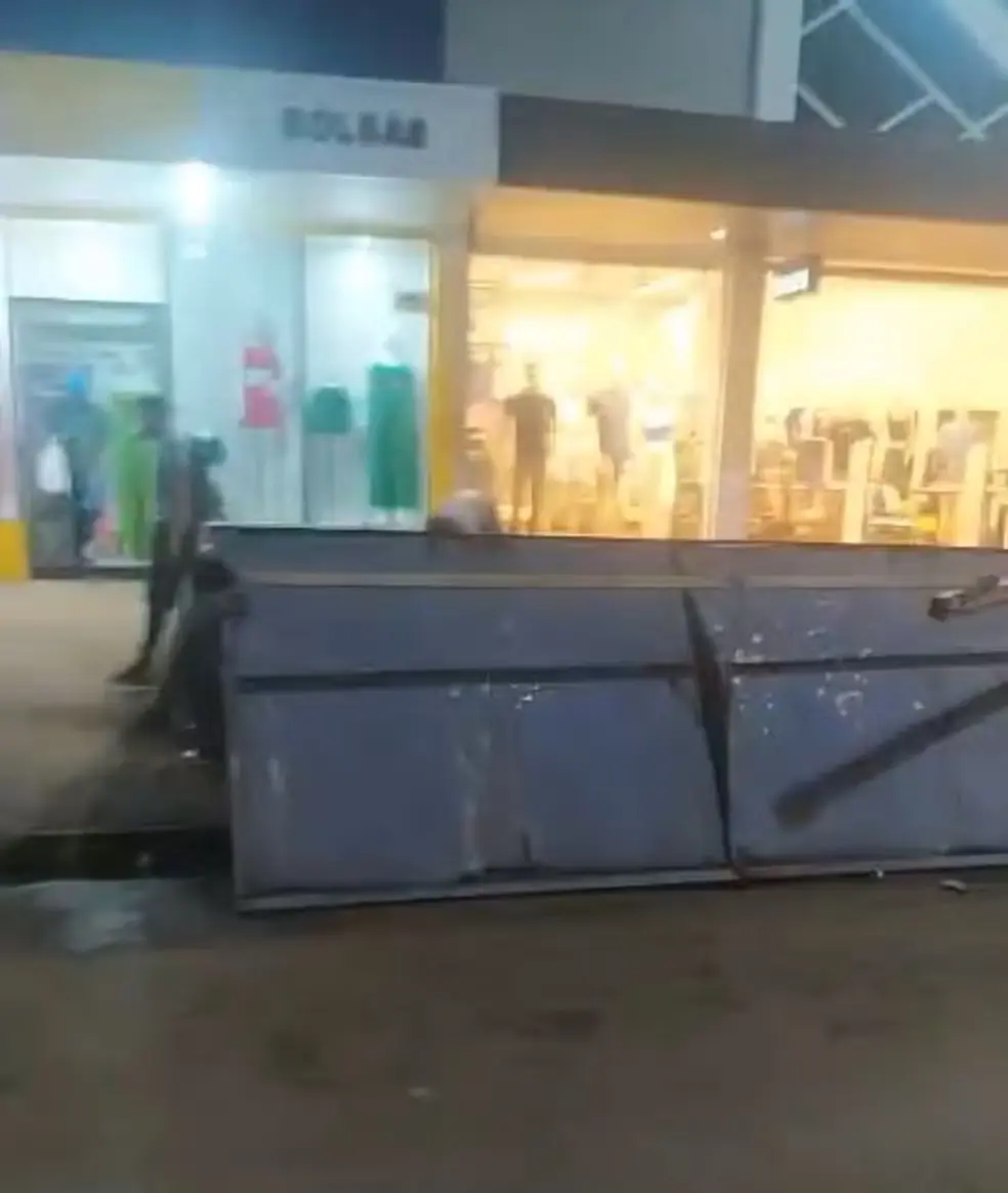 Ponto de ônibus tombou em Taquaralto — Foto: Reprodução