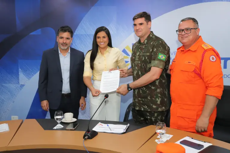 Primeira-dama Karynne Sotero recebeu o ofício de solicitação de apoio nas ações de combate aos incêndios florestais no estado em 2025 para ser encaminhado ao governador Wanderlei Barbosa - Foto: Washington Luiz/Governo do Tocantins