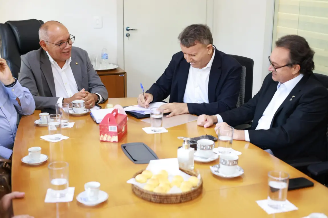 Prefeito assina termo de cooperação técnica - Foto: Flávio Cavalera