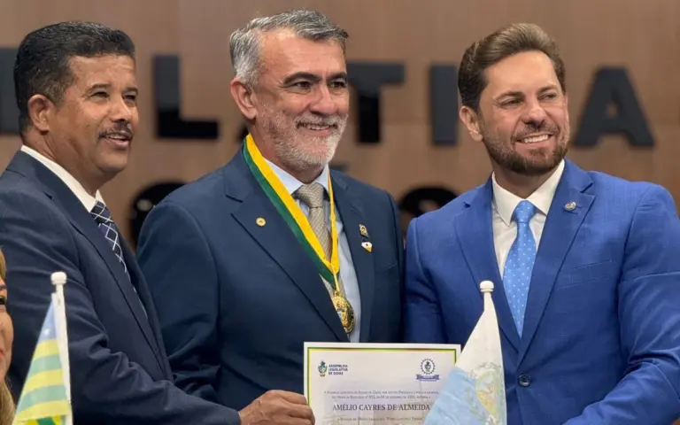 Reconhecimento! Tocantinense Amélio Cayres recebe a maior honraria da Alego e dedica aos deputados e servidores 