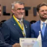 Reconhecimento! Tocantinense Amélio Cayres recebe a maior honraria da Alego e dedica aos deputados e servidores 