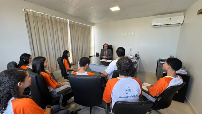 Em encontro com jovens, Amastha defende transparência e participação política na Câmara