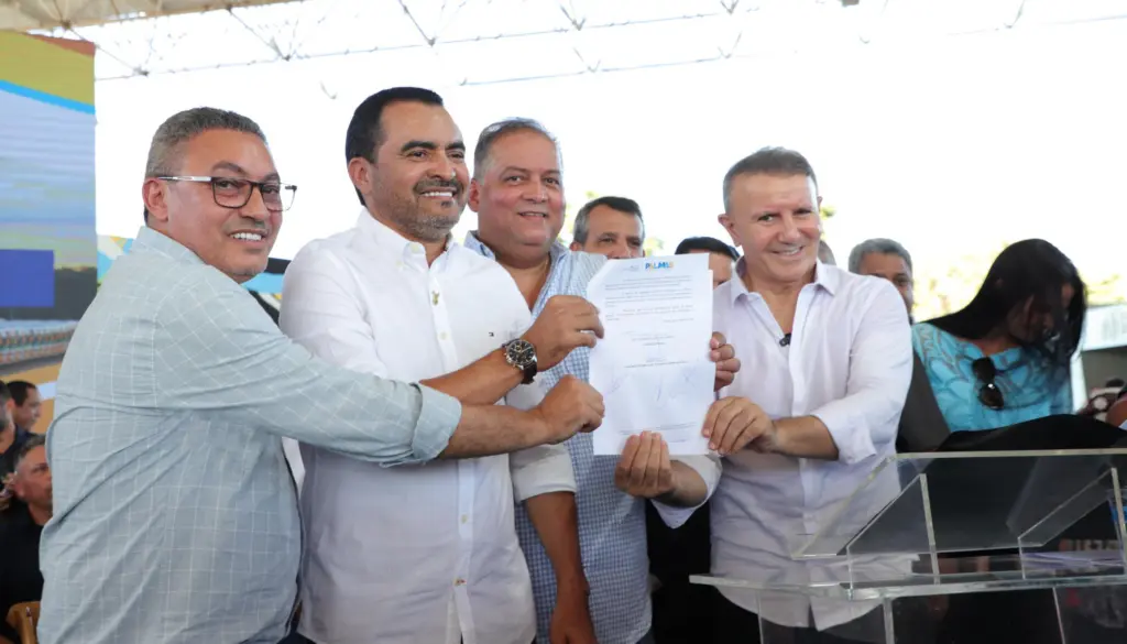 Governador Wanderlei Barbosa segura documento da ordem para operação da frota durante a solenidade de apresentação dos novos ônibus coletivos da capital - Crédito:  Ademir dos Anjos/Governo do Tocantins