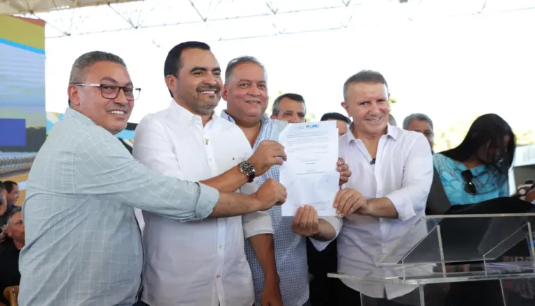 Governador Wanderlei Barbosa segura documento da ordem para operação da frota durante a solenidade de apresentação dos novos ônibus coletivos da capital - Crédito:  Ademir dos Anjos/Governo do Tocantins