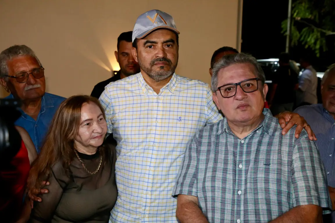 Arraiá em Sítio Novo movimenta região e reúne Wanderlei, Amélio, Dorinha e prefeitos; Governador destaca parceria com família Farias: “só tenho que respeitar, admirar e ser parceiro” Arraiá em Sítio Novo movimenta região e reúne Wanderlei, Amélio, Dorinha e prefeitos; Governador destaca parceria com família Farias: “só tenho que respeitar, admirar e ser parceiro”