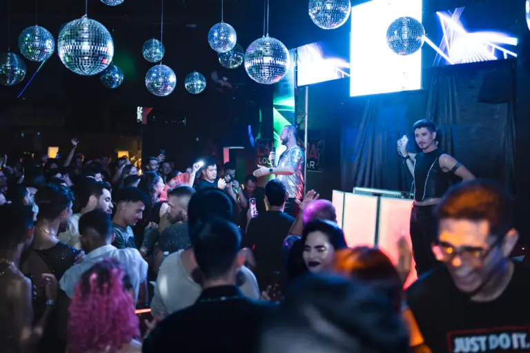 Lanterna Lounge Bar celebra 17 anos com “The Golden Party”, baile com 12 DJs, mega decoração e propósito social em Palmas