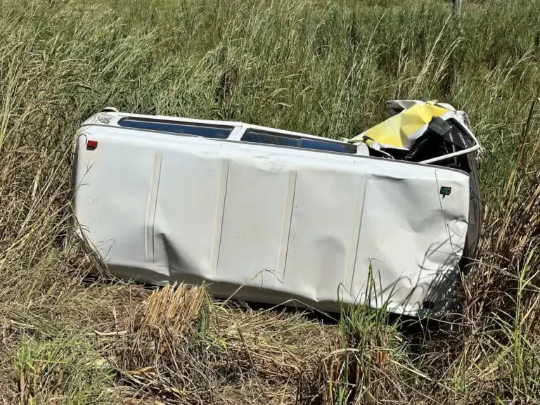Motorista conduzia Kombi que se envolveu em acidente — Foto: Divulgação/Portal Formoso Alerta
