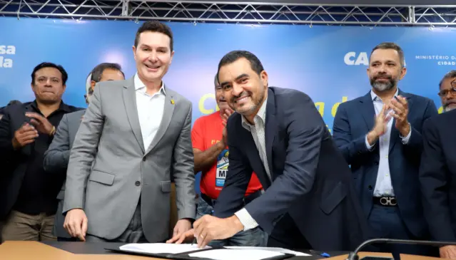Governador Wanderlei Barbosa e o ministro das Cidades, Jader Barbalho Filho, durante a assinatura dos contratos que garantem quase 900 novas moradias no Tocantins - Crédito: Ezequias Araújo/Governo do Tocantins