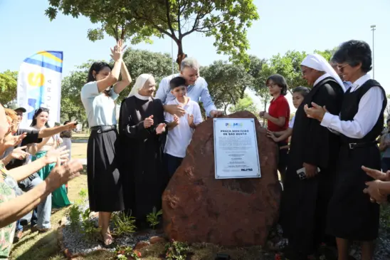 Prefeito Eduardo Siqueira entrega Praça Mosteiro de São Bento e se emociona com homenagem e memória familiar