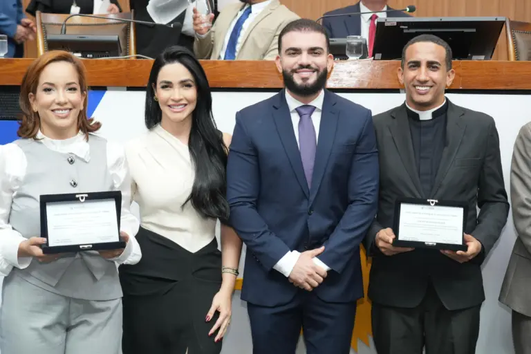 Léo Barbosa homenageia padre José Ney e empresária Taíze Amaral durante sessão solene pelos 36 anos de Palmas