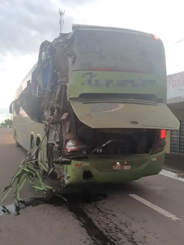 Acidente entre quatro veículos deixa quatro pessoas feridas na BR-153, em Fátima — Foto: Divulgação/PRF-TO