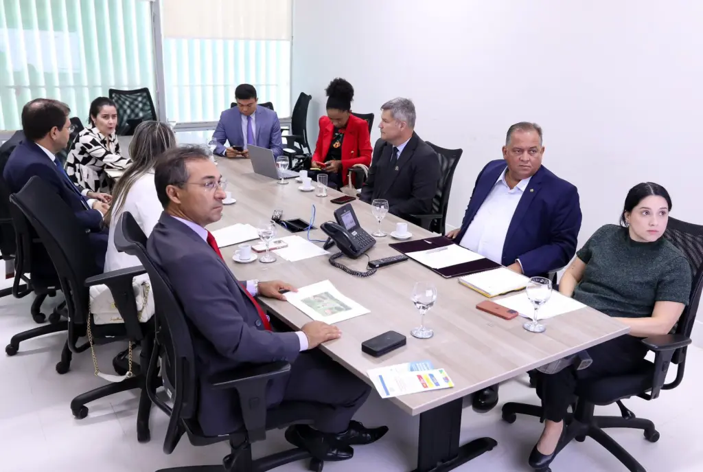 Presidente em exercício do Senado, Eduardo Gomes articula melhorias na saúde do Tocantins em audiência no Ministério da Saúde